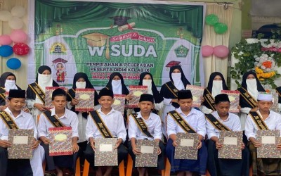 Wisuda, Perpisahan dan Pembagian Raport Siswa-Siswi MTs An-Nur Bugeng Berlangsung Sukses